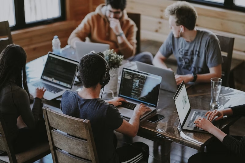 Équipe de startup au travail